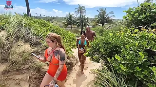 Aventura na Praia de Nudismo Acaba Todo Mundo Transando na Orgia &vert; Joao O Safado - Lunna Geek - Brinquedo Ator 2 - Pitbull Porn &lpar; PARTE 1 &rpar;